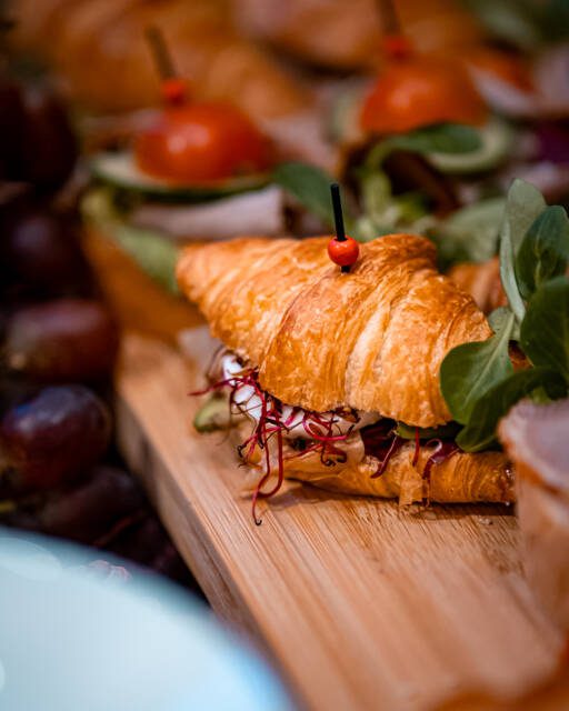 Tak wygląda nasza codzienna praca — od przygotowań po gotowy stół. 

Detale mają znaczenie: ułożenie, proporcje, spójność całości. To one sprawiają, że całość wygląda lekko i profesjonalnie.

media production: @marathabitat