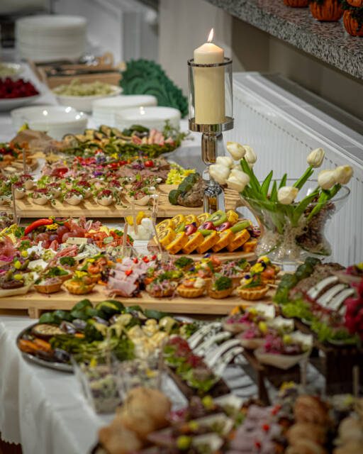 Stół gotowy. Przekąski poukładane tak, żeby każdy od razu wiedział, po co sięgnąć. Lubimy ten moment tuż przed wejściem gości — wszystko już czeka i wygląda dokładnie tak, jak powinno.

media production: MaratHabitat