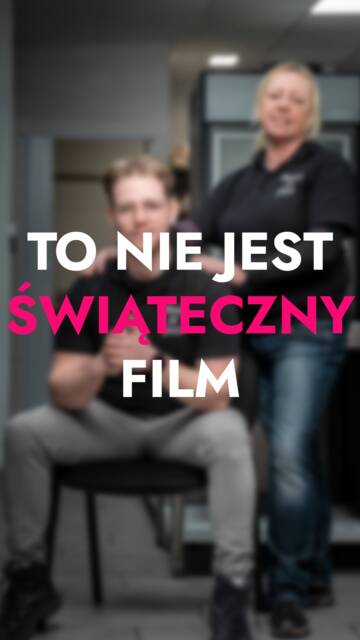 W grudniu w kuchni dzieje się wszystko naraz 😄
Gotujemy, kroimy, doprawiamy, pakujemy…
i serio – nie ma nawet chwili, żeby spokojnie złożyć życzenia 🎄

Ale gdyby jednak na moment udało się złapać oddech, to…
życzylibyśmy Wam spokojnych, ciepłych Świąt,
pełnych dobrego jedzenia,
prawdziwego smaku,
czasu dla bliskich
i tej dobrej energii, która zostaje na długo po ostatnim kęsie ✨

Dziękujemy, że jesteście z nami i że możemy gotować właśnie dla Was.
Wiesz co jesz 🩷

media production: MaratHabitat