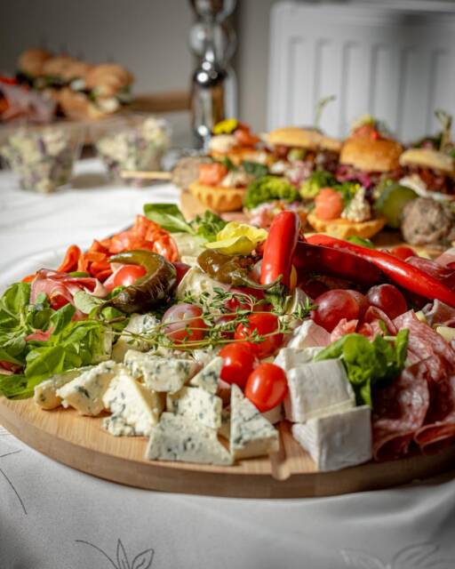 ✨ Sylwester na bogato… i na spokojnie ✨

Zbieramy zamówienia sylwestrowe do 30.12 🥂
Deski, finger food, przekąski na jeden kęs – wszystko świeże, robione od podstaw i przygotowane w dniu odbioru. Tak, żebyś mógł skupić się na świętowaniu, a nie na gotowaniu.

👉 Menu znajdziecie na stronie: www.wieszcojesz.com.pl
Zamówienia przyjmujemy telefonicznie lub w wiadomości prywatnej.

Nie odkładaj na ostatnią chwilę – dobre jedzenie lubi plan 💖

media production: MaratHabitat