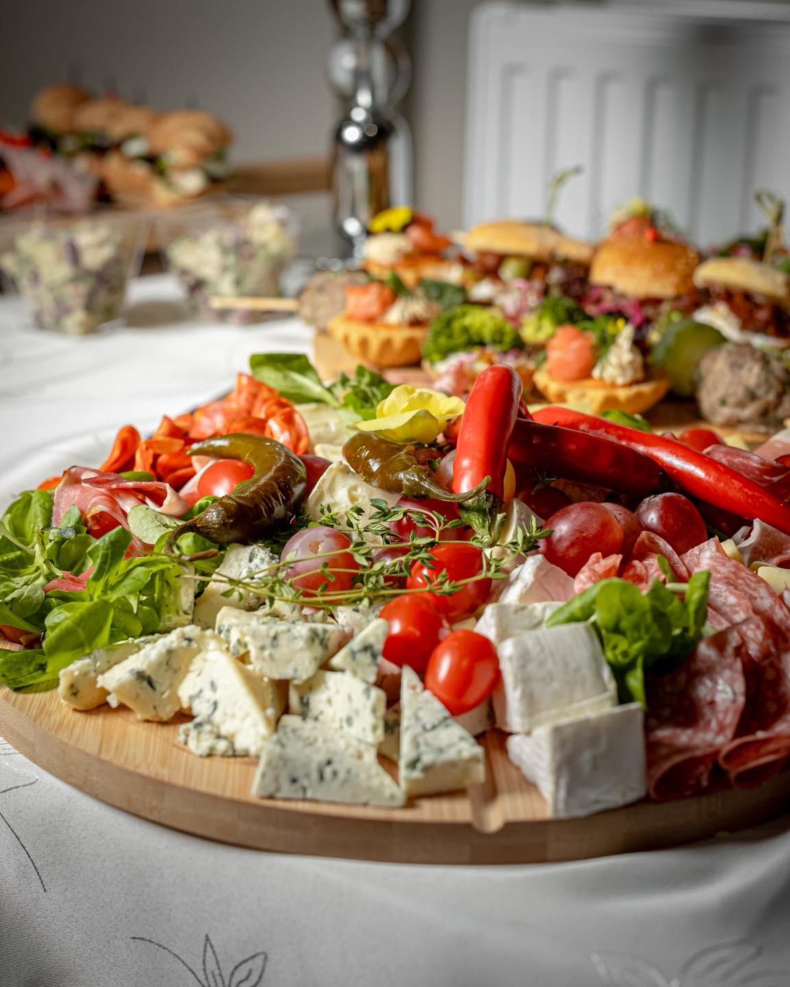 ✨ Sylwester na bogato… i na spokojnie ✨

Zbieramy zamówienia sylwestrowe do 30.12 🥂
Deski, finger food, przekąski na jeden kęs – wszystko świeże, robione od podstaw i przygotowane w dniu odbioru. Tak, żebyś mógł skupić się na świętowaniu, a nie na gotowaniu.

👉 Menu znajdziecie na stronie: www.wieszcojesz.com.pl
Zamówienia przyjmujemy telefonicznie lub w wiadomości prywatnej.

Nie odkładaj na ostatnią chwilę – dobre jedzenie lubi plan 💖

media production: MaratHabitat