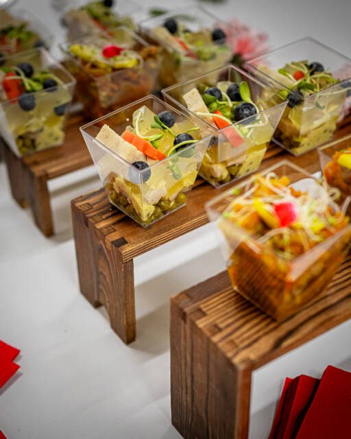 Choć święta są już za nami, wracamy na chwilę do tych wyjątkowych momentów ✨
Zajrzyjcie za kulisy naszej pracy i zobaczcie, jak wyglądała realizacja wigilii firmowej dla Bims Plus - hurtownii instalacyjnej w Białymstoku.

Zapach świątecznych potraw, dopracowane detale i dobra energia przy wspólnym stole 🎄
Wszystko przygotowane od podstaw, świeżo i z sercem — dokładnie tak, jak lubimy najbardziej.

Dziękujemy za zaufanie!

media production: MaratHabitat