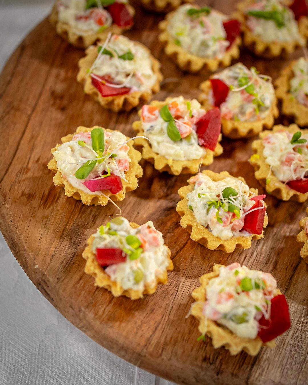 Diabeł tkwi w szczegółach.
W chrupkości kruchego spodu.
W kremowym nadzieniu doprawionym „akurat”.
W świeżych dodatkach i małym zielonym akcencie na koniec 🌱

To właśnie te drobiazgi sprawiają, że całość po prostu gra.
Bez fajerwerków. Bez krzyku.
Za to z uważnością i smakiem, który zostaje w pamięci.

Bo w kuchni — tak jak w życiu — liczą się detale. 🤍

media production: MaratHabitat