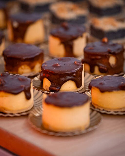 Słodkie zakończenie też ma znaczenie 🍰

Na wydarzeniach liczy się całość — nie tylko to, co na talerzach obiadowych. Desery, słodkie przekąski, mini serniczki czy kruche tartaletki potrafią zrobić ostatnie, bardzo dobre wrażenie.

Dlatego u nas słodka część eventu nie jest dodatkiem „na szybko”.
➡️ Przygotowujemy desery od podstaw
➡️ Dbamy o estetykę, świeżość i smak
➡️ Zapewniamy pełną obsługę: od stołów i zastawy po serwis

Konferencja, szkolenie, spotkanie firmowe czy event dla klientów — słodki stół jest jego naturalnym dopełnieniem. A my zajmujemy się nim kompleksowo, tak jak całym cateringiem.

Bo na końcu dnia… dobrze, gdy zostaje słodkie wspomnienie 🩷

Zapytania i rezerwacje — zapraszamy do kontaktu
📧 kontakt@wieszcojesz.com.pl
💻 www.wieszcojesz.com.pl

media production: MaratHabitat