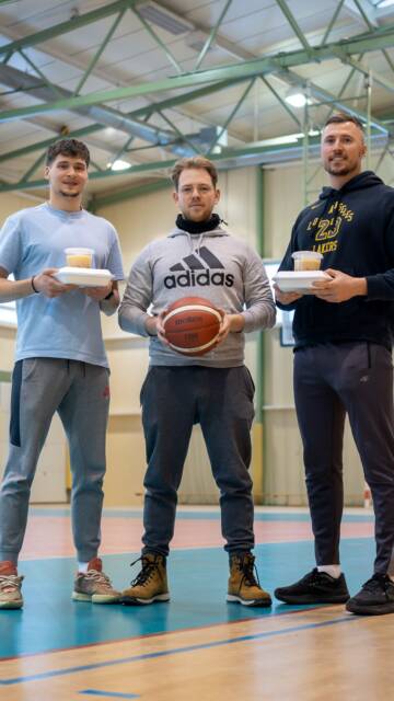 Sportowa energia + dobre jedzenie = idealne połączenie 🏀🍲

Mieliśmy ogromną przyjemność współpracować z @gameready_camp , którzy zorganizowali półkolonie koszykarskie pełne ruchu, pasji i dobrej energii.
My zadbaliśmy o to, żeby po treningach nie zabrakło solidnego wsparcia od kuchni 💪

Po intensywnych zajęciach czekały na uczestników świeże obiady — gotowane od podstaw i dowożone na czas, tak żeby szybko wrócić do formy i mieć siłę na kolejne treningi i rzuty do kosza 🏀😉

Dziękujemy Game Ready Camp za zaufanie i świetną współpracę.
Uwielbiamy takie projekty — kiedy dobre jedzenie realnie wspiera aktywność i rozwój młodych sportowców 💚

Jeśli organizujesz półkolonie, obóz sportowy, szkolenie albo event — chętnie zadbamy o catering 🍽️

media production: @marathabitat