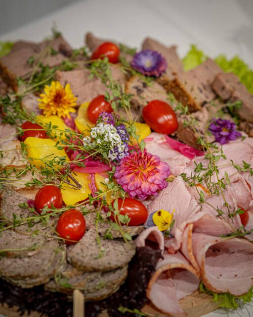 Czasem wystarczy jedna deska… i atmosfera robi się sama 🧡

W naszej ofercie finger food znajdziecie deski pełne smaku i koloru – idealne na spotkania firmowe, szkolenia, urodziny czy domówki.

Do wyboru:
🥩 deska mięs
🧀 deska serów
🌶️ deska hiszpańska
🥕 deska warzyw

Pięknie podane, wygodne do wspólnego podjadania i po prostu pyszne.

Organizujecie coś w Białymstoku lub na Podlasiu? Napiszcie – przygotujemy dla Was coś naprawdę dobrego.

www.wieszcojesz.com.pl

media production: MaratHabitat