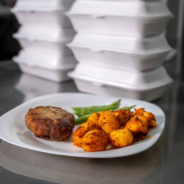 Obiad w pracy wcale nie musi być nudny 🍽️
My robimy prawdziwe, domowe obiady – od podstaw, ze świeżych produktów – i dowozimy je prosto do biur.

Bo najedzony pracownik to więcej energii, lepszy humor i po prostu… dobry dzień w pracy.
Ty nie martwisz się gotowaniem, a zespół dostaje ciepły, porządny posiłek – dokładnie taki, jaki sami chcielibyśmy zjeść.

Zadbaj o swoich pracowników smakiem, jakością i regularnością.

www.wieszcojesz.com.pl

media production: MaratHabitat