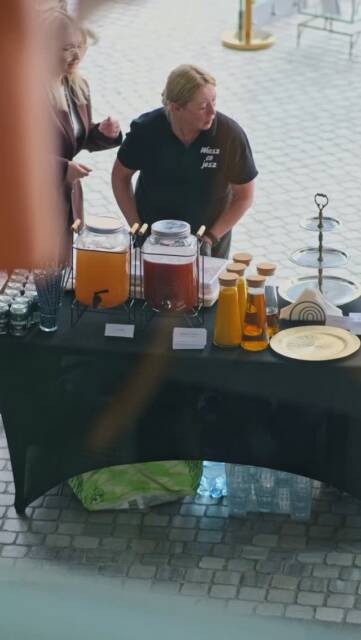 Wczoraj obsługiwaliśmy wydarzenie w operze poświęcone hejtowi w internecie i temu, jak wpływa on na dzieci i młodzież.

Było ono skierowane do uczniów szkół podstawowych i miało edukacyjny charakter — rozmowa dotyczyła odpowiedzialności w sieci, konsekwencji słów oraz tego, gdzie kończy się żart, a zaczyna krzywda drugiego człowieka.

To ważne, że takie tematy są poruszane offline, twarzą w twarz, w przestrzeni kultury i edukacji, a nie wyłącznie w internecie, którego dotyczą.

My byliśmy tam w roli zaplecza cateringowego — dbając o jedzenie podczas wydarzenia, tak aby uczestnicy i prowadzący mogli skupić się na przekazie i rozmowie.

Dobrze być częścią inicjatyw, które mają realny wpływ, szczególnie kiedy dotyczą najmłodszych.

media production: @marathabitat