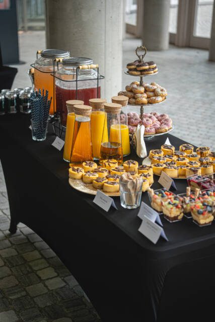 Dobry catering to coś więcej niż świeże i pyszne jedzenie.
Choć smak jest fundamentem – i u nas zawsze powstaje od podstaw, ze świeżych składników, w dniu dostawy – to równie ważne jest wszystko to, czego często nie widać na pierwszy rzut oka.

To dobra organizacja.
To punktualność.
To sprawny montaż stołów, elegancka zastawa, serwis kawowy gotowy przed pierwszym gościem.
To uważna obsługa, która czuwa nad przebiegiem spotkania, konferencji czy szkolenia.

Bo wydarzenie ma się toczyć swoim rytmem. Bez stresu. Bez chaosu. Bez niespodzianek.

Dbamy o detale – od aromatycznej kawy i wyboru herbat, przez świeże soki, po słodkie stoły i przekąski finger food, które nie tylko smakują, ale też pięknie się prezentują.

W Białymstoku i na całym Podlasiu wspieramy firmy oraz klientów indywidualnych w tworzeniu wydarzeń, które są dopracowane od pierwszej filiżanki po ostatni talerz.

Bo kiedy wiesz, co jesz – możesz skupić się na tym, co naprawdę ważne. ✨

media production: MaratHabitat