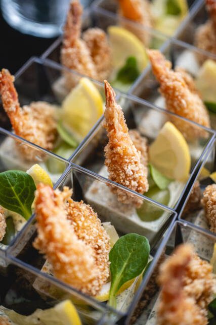 Czasem myślimy, że chrupiące przekąski = coś ciężkiego i niezdrowego.
A prawda jest dużo prostsza.

W wielu takich przekąskach wystarczy kilka składników, które każdy ma w domu – dobre mięso lub krewetki, jajko, panierka i odrobina przypraw. Bez skomplikowanych dodatków, bez długiej listy składników.

Bo dobre jedzenie wcale nie musi być skomplikowane.
Liczy się świeżość produktów, prostota i sposób przygotowania.

Na naszych stołach często pojawiają się właśnie takie przekąski –
chrupiące, aromatyczne i przygotowane od podstaw w dniu wydarzenia.

Idealne na spotkania firmowe, szkolenia czy eventy, kiedy goście chcą zjeść coś lekkiego, ale naprawdę smacznego.

Bo czasem najlepsze rzeczy powstają z tego,
co już mamy w kuchni.

media production: MaratHabitat