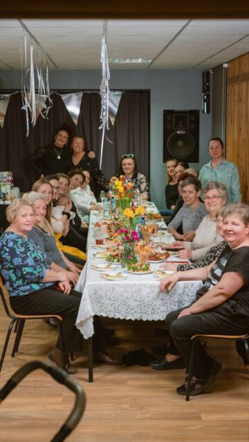 W ostatni piątek miałyśmy ogromną przyjemność poprowadzić warsztaty kulinarne z okazji Dnia Kobiet 🌸

Warsztaty odbyły się w świetlicy w Ciasnem 💛

Na filmie zobaczycie uczestniczki, które same tworzą finger food — od pierwszego składnika aż po efekt końcowy 💛
A nad całością czuwały Agnieszka i Ewa, dzieląc się swoją wiedzą, doświadczeniem i dobrą energią.

Było dużo śmiechu, dobrej energii i oczywiście pysznych smaków ✨
Na koniec nasze przekąski towarzyszyły nam przy wspólnym stole, przy którym spędziłyśmy jeszcze miły wieczór.

Dziękujemy za ten czas!

media production: @marathabitat