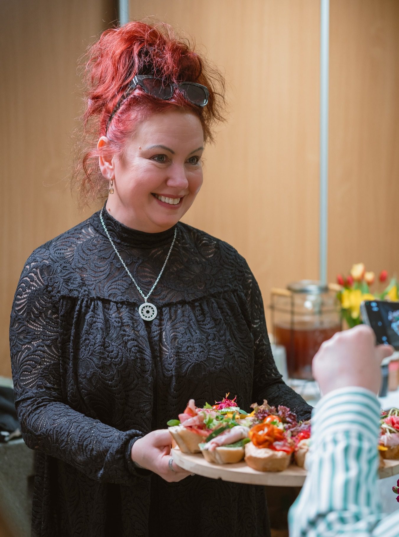 Poznajcie Ewę 💛

Są osoby, które po prostu mają w sobie pomaganie.
Nie z obowiązku. Z potrzeby serca.

Ewa przez 20 lat była funkcjonariuszką Policji w Białymstoku.
Pracowała głównie z młodzieżą — zajmowała się problemami demoralizacji, przestępczości nieletnich i działaniami z zakresu prewencji.

To była trudna codzienność.
Ludzkie dramaty, bieda, historie, które zostają w głowie na długo.

Ale Ewa nigdy nie kończyła na „służbie”.

Po godzinach organizowała zbiórki, angażowała znajomych, pomagała tam, gdzie system nie zawsze wystarczał.

Tworzyła też projekty, które realnie zmieniały życie młodych ludzi.
👉 „Wychowawca Podwórkowy”
👉 Festiwal „Dramat i tragedię pozostaw teatrowi”

Ten drugi został uznany za jeden z najlepszych projektów w krajach UE.
Na ich realizację pozyskała setki tysięcy złotych dofinansowania.

Za swoją pracę została odznaczona m.in.:
✔️ brązową odznaką „Zasłużony Policjant”
✔️ Medalem Komisji Edukacji Narodowej
✔️ medalem od Prezydenta RP za długoletnią służbę

Dziś nadal pomaga — jako pracownik socjalny w Miejskim Ośrodku Pomocy Rodzinie w Białymstoku.
Jest blisko ludzi i ich codziennych historii.

A u nas?

Razem z nami tworzy rzeczy, które może nie zmieniają świata w skali systemowej…
ale potrafią zmienić czyjś dzień.

Bo pomaganie ma różne formy.
Czasem to wsparcie w najtrudniejszych momentach życia,
a czasem pięknie przygotowany stół, który łączy ludzi i daje chwilę oddechu.

Ewę i naszą kuchnię połączyła przyjaźń z szefową Agnieszką, która trwa już ponad 20 lat — i wspólna miłość do gotowania.

Dziś razem tworzymy coś więcej niż catering.
Tworzymy dobre momenty.

I bardzo się cieszymy, że Ewa jest ich częścią 💛

media production: @marathabitat