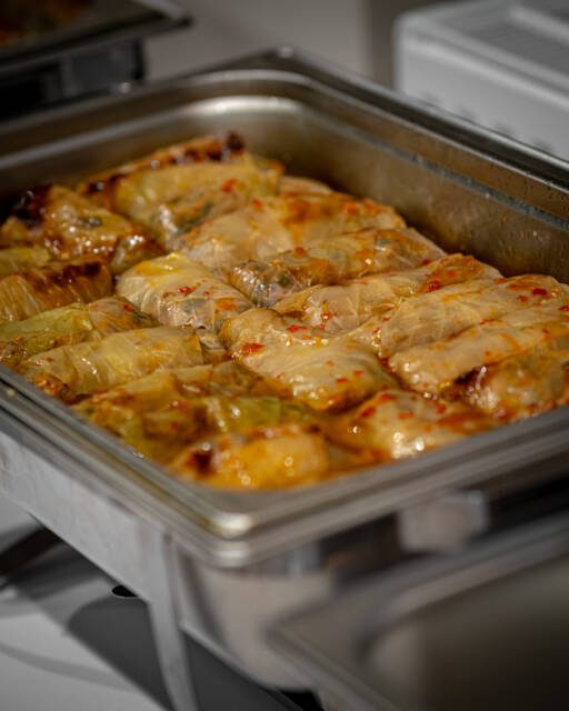 Planujesz spotkanie, uroczystość albo firmowe wydarzenie? 🔥

Oprócz finger food przygotowujemy również dania na gorąco, które świetnie sprawdzają się przy większych okazjach – kiedy chcesz ugościć ludzi konkretnie i bez stresu.

🍲 Obsługujemy:
– imprezy rodzinne (urodziny, chrzciny, rocznice)
– spotkania firmowe, szkolenia, eventy

Dania dostarczamy:
– w podgrzewaczach, w formie wygodnego szwedzkiego stołu
– z obsługą lub bez
– z możliwością przełożenia na własne naczynia

Gotujemy od podstaw, na świeżo, dokładnie na dzień Twojego wydarzenia – tak, żeby wszystko było dopracowane i po prostu smakowało.

Ty zajmujesz się gośćmi, my resztą 💛

media production: MaratHabitat