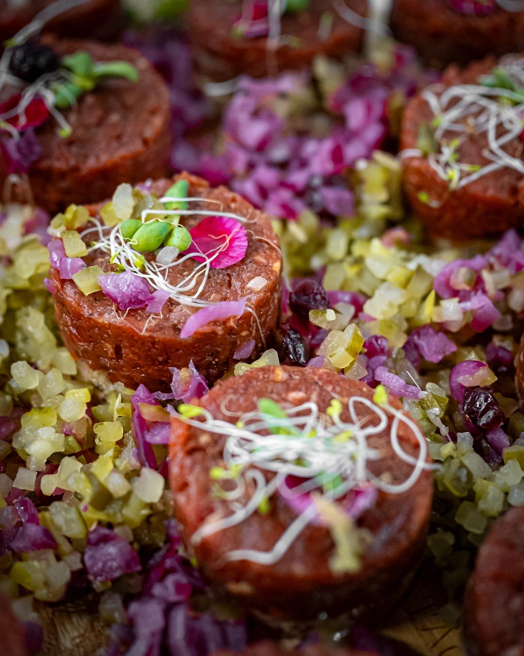 Nie każda przekąska pasuje do każdej okazji 😉 

Dlatego zawsze dopasowujemy menu do charakteru wydarzenia — od eleganckich spotkań po luźne eventy. 

Ty planujesz, my dbamy o smak 🤍

media production: MaratHabitat