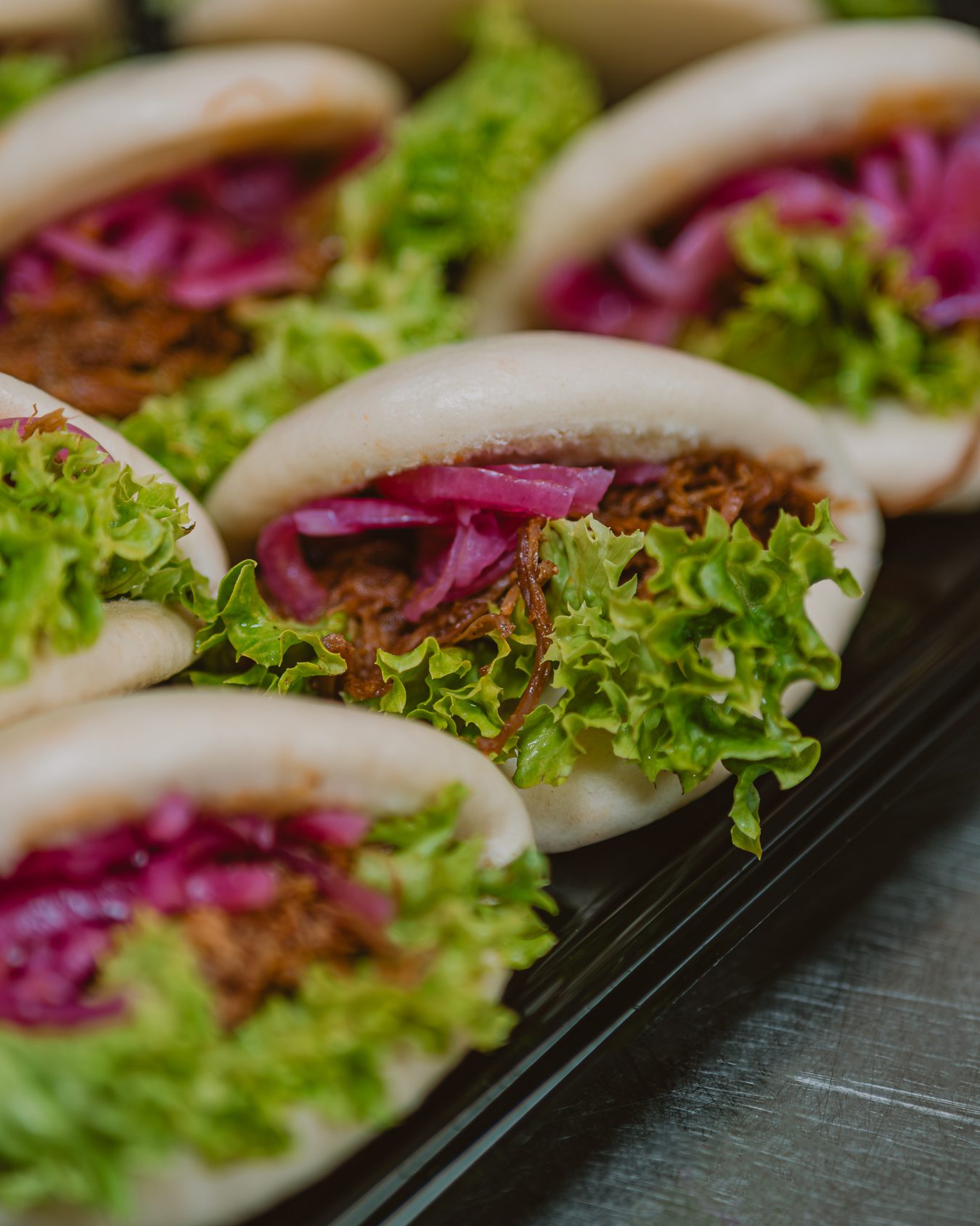 🔥 Nowość, której jeszcze nie ma w menu… a już znika z tac 😎🥢

Nasze bułeczki bao z autorską szarpaną wieprzowiną w BBQ i marynowaną czerwoną cebulką już trafiają na Wasze stoły — mimo że oficjalnie jeszcze nie zdążyliśmy wrzucić ich do menu 👀

I szczerze? Wcale nas to nie dziwi 😍
Miękkie bao, soczyste mięso, świeże dodatki i wszystko przygotowywane od podstaw, dokładnie tak jak lubimy najbardziej ❤️

Aktualizacja menu już się szykuje, więc obserwujcie nas uważnie — będzie więcej takich nowości 🔥

media production: @marathabitat