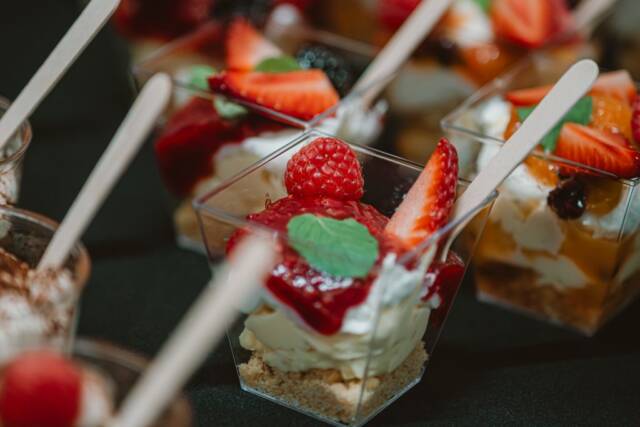 Deser, który robi wrażenie zanim ktoś zdąży sięgnąć po łyżeczkę 🍓✨

Małe serniczki z jeżyną, warstwowe desery z malinami i truskawkami, świeże owoce, bita śmietana… Wszystko od podstaw, przygotowane dokładnie na dzień Twojego wydarzenia.

Bo dobry catering to nie tylko dania główne — to też finał, który goście zapamiętają 🖤

Planujesz coś wyjątkowego? Napisz do nas 🍰
📍 Białystok i okolice | 🌐 www.wieszcojesz.com.pl

media production: @marathabitat 

#catering #cateringBiałystok #fingerfood #eventBiałystok #Białystok #podlaskie #eventcatering #cateringokolicznościowy #desery #słodkości #deseryfingerfood #przyjęcie #urodziny