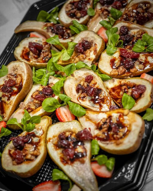 Są trzy rzeczy, które bardzo ułatwiają zamówienie cateringu:

liczba gości, data i mniej więcej określony budżet.

Resztę naprawdę można ustalić.

Nie musicie wiedzieć, ile dokładnie potrzebujecie porcji, które pozycje najlepiej ze sobą połączyć ani jak rozłożyć ilości. Właśnie po to jesteśmy, żeby w tym pomóc.

Catering ma ułatwiać organizację przyjęcia, a nie dokładać kolejnych decyzji do podjęcia.

Białystok i okolice | www.wieszcojesz.com.pl
media production: @marathabitat