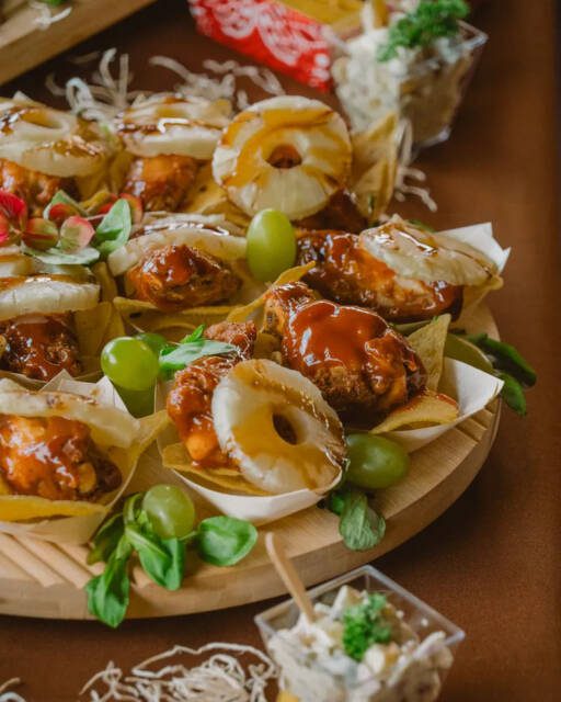 Czasem wystarczy kilka dobrze dobranych smaków, żeby stworzyć menu, które zdecydowanie wyróżnia się na tle klasycznych propozycji.

W tej realizacji pojawiły się mini burgery, mięso z sosem BBQ, grillowany ananas, świeże warzywa i nieco bardziej wyraziste dodatki. Było trochę słodyczy, trochę ostrości i sporo ciekawych połączeń.

Całość nawiązywała do teksańskiego klimatu imprezy, ale przede wszystkim zależało nam na różnorodnym menu, w którym każdy mógł znaleźć coś dla siebie.

Takie realizacje są świetną okazją, żeby wyjść poza nasze codzienne propozycje i pokazać znane smaki w trochę innym wydaniu.

Białystok i okolice | www.wieszcojesz.com.pl
media production: @marathabitat