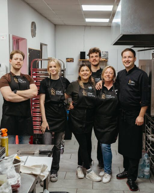 Za nami kolejne szkolenie naszego zespołu — tym razem pod okiem Rafała Grzegorzka, założyciela @chefsapiens.pl , zwycięzcy Kulinarnego Pucharu Polski i finalisty Top Chef Polska. 🔥

Było dużo praktyki, nowych technik, inspiracji i przede wszystkim wiedzy, którą możemy wykorzystać na co dzień w naszej kuchni.

Rafał, dzięki za ogrom wiedzy i świetnie spędzony czas! ❤️

A część efektów szkolenia możecie zobaczyć na zdjęciach. 👀

media production: @marathabitat