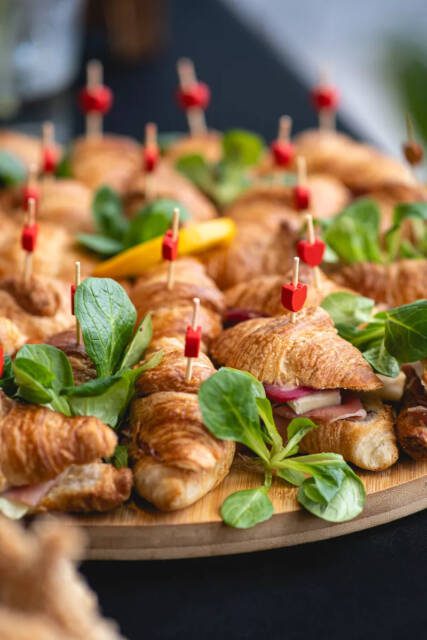Nasze croissanty łączą prostotę z dopracowanymi detalami, tworząc przekąskę, która cieszy oko i zachęca do spróbowania. Idealnie dopełniają każdy cateringowy stół!

Białystok i okolice | www.wieszcojesz.com.pl
media production: @marathabitat